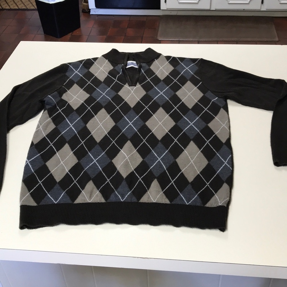 Men’s quarter zip lightweight sweater. Size XL